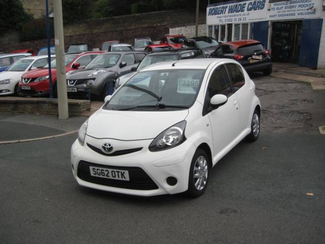 Toyota Aygo 1.0 AYGO VVT-I ICE Hatchback Petrol White